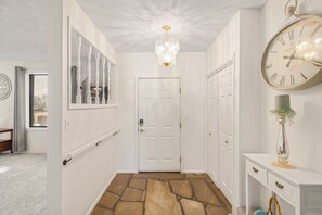 Interior - Spacious Executive 5-bedroom home by airport in charming Idaho Falls w/ WiFi, AC (Idaho Falls)