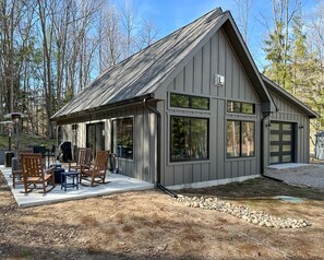 Exterior - Michi's Base Camp: Your Dog-Friendly Escape Begins (Maple City)