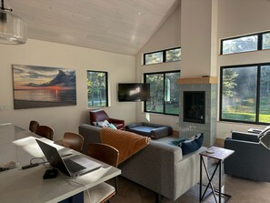 Smart TV, caminetto, tavolo da ping pong