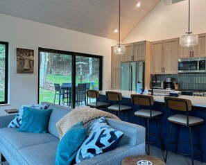 Smart TV, fireplace, ping pong - Michi's Base Camp: Your Dog-Friendly Escape Begins (Maple City)