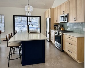 Fridge, microwave, oven, stovetop - Michi's Base Camp: Your Dog-Friendly Escape Begins (Maple City)