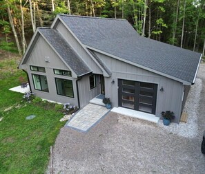 Exterior - Michi's Base Camp: Your Dog-Friendly Escape Begins (Maple City)