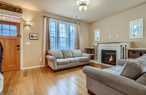 Living area - Luxury 3/3 apartment close to MAX tram, Fred Meyer at exit 305 (Portland)