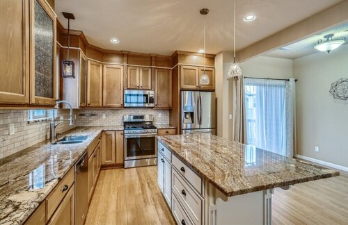 Luxury 3/3 apartment close to MAX tram, Fred Meyer at exit 305