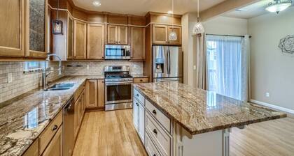 Luxury 3/3 apartment close to MAX tram, Fred Meyer at exit 305