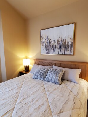 3 bedrooms, iron/ironing board, WiFi, bed sheets - Luxury 3/3 apartment close to MAX tram, Fred Meyer at exit 305 (Portland)