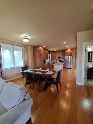 Interior - Luxury 3/3 apartment close to MAX tram, Fred Meyer at exit 305 (Portland)