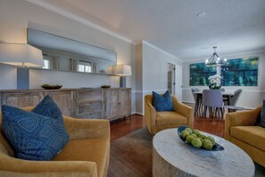 Una Smart TV, una chimenea, libros