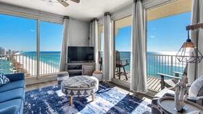 Leilighet, flere senger, balkong, havutsikt (Shores of Panama 1831) | Oppholdsområde | En 42-tommers Flatskjerm-TV med digitale kanaler