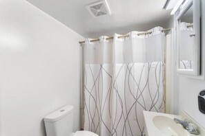 Secador de pelo, toallas