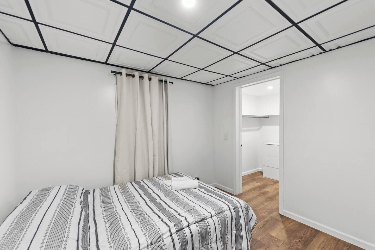 2 habitaciones, escritorio, tabla de planchar con plancha y wifi gratis 