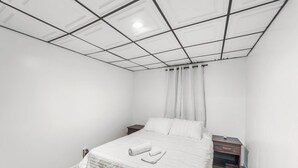 2 soverom, skrivebord, strykejern/-brett og wi-fi (inkludert)