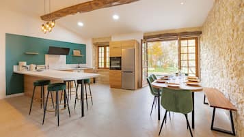 Een koelkast, een magnetron, een oven, een vaatwasser