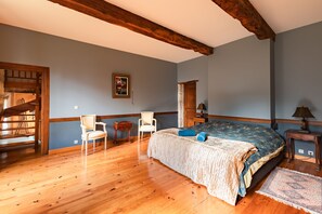 6 bedrooms, iron/ironing board, free WiFi, bed sheets