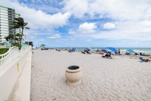 Rannalla, aurinkotuoleja, rantapyyhkeitä