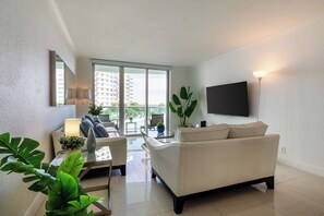 Een smart-tv en een tafeltennistafel