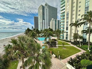 室外游泳池，恒温泳池
