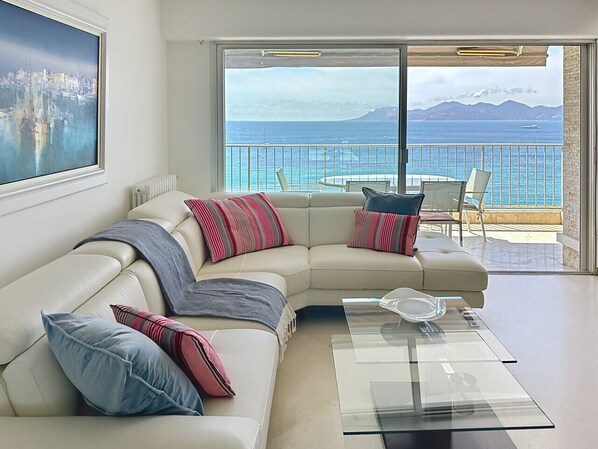 TV - Beachfront 2-bedroom apartment with balcony (Cannes)