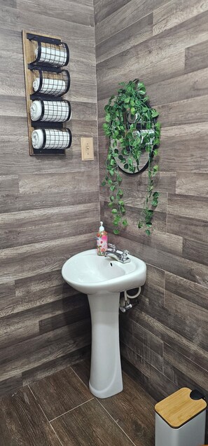 Dusche, Handtücher, Seife, Toilettenpapier