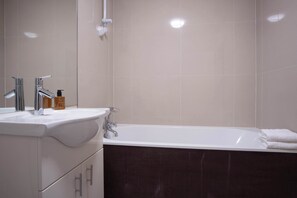 Miljøvenlige toiletartikler, hårtørrer, håndklæder