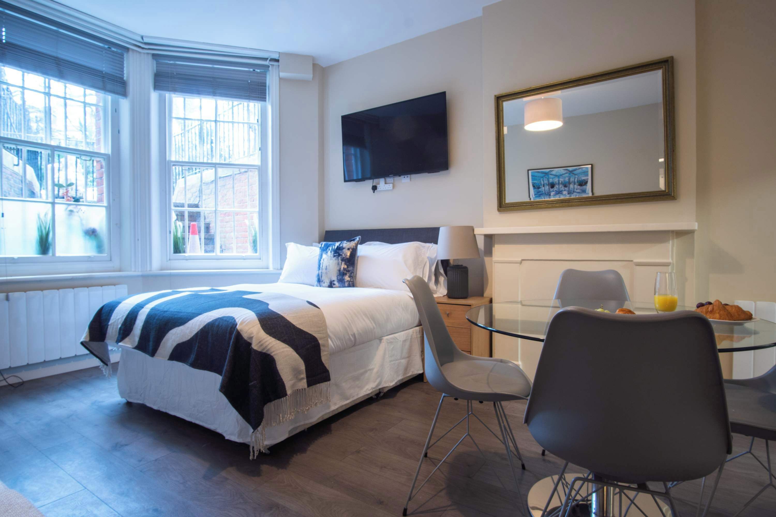 1 slaapkamer, een strijkplank/strijkijzer, wifi, beddengoed