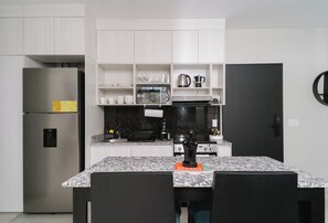 Kühlschrank, Mikrowelle, Ofen, Herdplatte