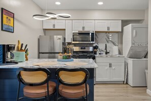 Fridge, microwave, oven, stovetop - Charming Studio, Free Parking, Medical District, Mins to DT MEM (Memphis)