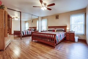 4 chambres, bureau, fer et planche à repasser, lit de bébé portatif