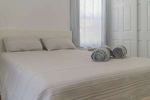 3 bedrooms, desk, iron/ironing board, free WiFi