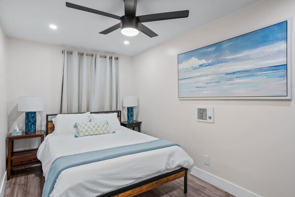 1 chambre, bureau, fer et planche à repasser, lit de bébé portatif