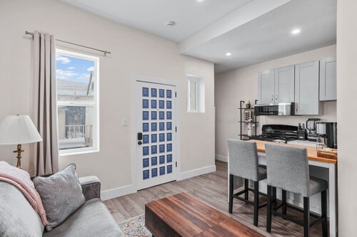 1BR+1BA | Cozy, Central | Laundry+Free Parking