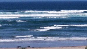 A beach with waves and a clear sky. - Sail Away - Waldport (Waldport)