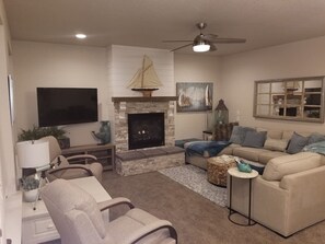 Televisie, een open haard en een tafeltennistafel