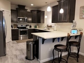 Een koelkast, een microgolfoven, een oven, een kookplaat