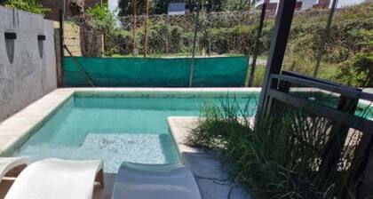 Vivisierras, House downtown Villa Carlos Paz, heated swimming pool, 3 bathrooms, barbecue area