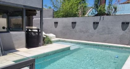 Vivisierras, House downtown Villa Carlos Paz, heated swimming pool, 3 bathrooms, barbecue area