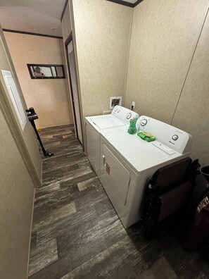 Interior - Charming 3-bedroom mobile home in a peaceful country setting. (Bastrop)