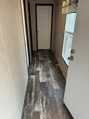 Interior - Charming 3-bedroom mobile home in a peaceful country setting. (Bastrop)