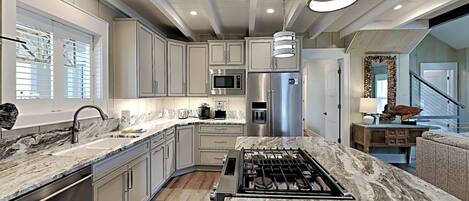 雪櫃、微波爐、焗爐、爐具