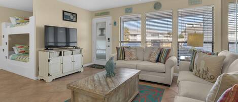 Appartement, Meerdere bedden, terras, uitzicht op tuin (Southwinds I-5) | Woonruimte | Een 42-inch flatscreentelevisie met digitale zenders