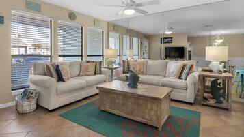 Condo, varias camas, patio, vista al jardín (Southwinds I-5) | Área de sala de estar | Televisión de pantalla plana de 42 pulgadas con canales digitales