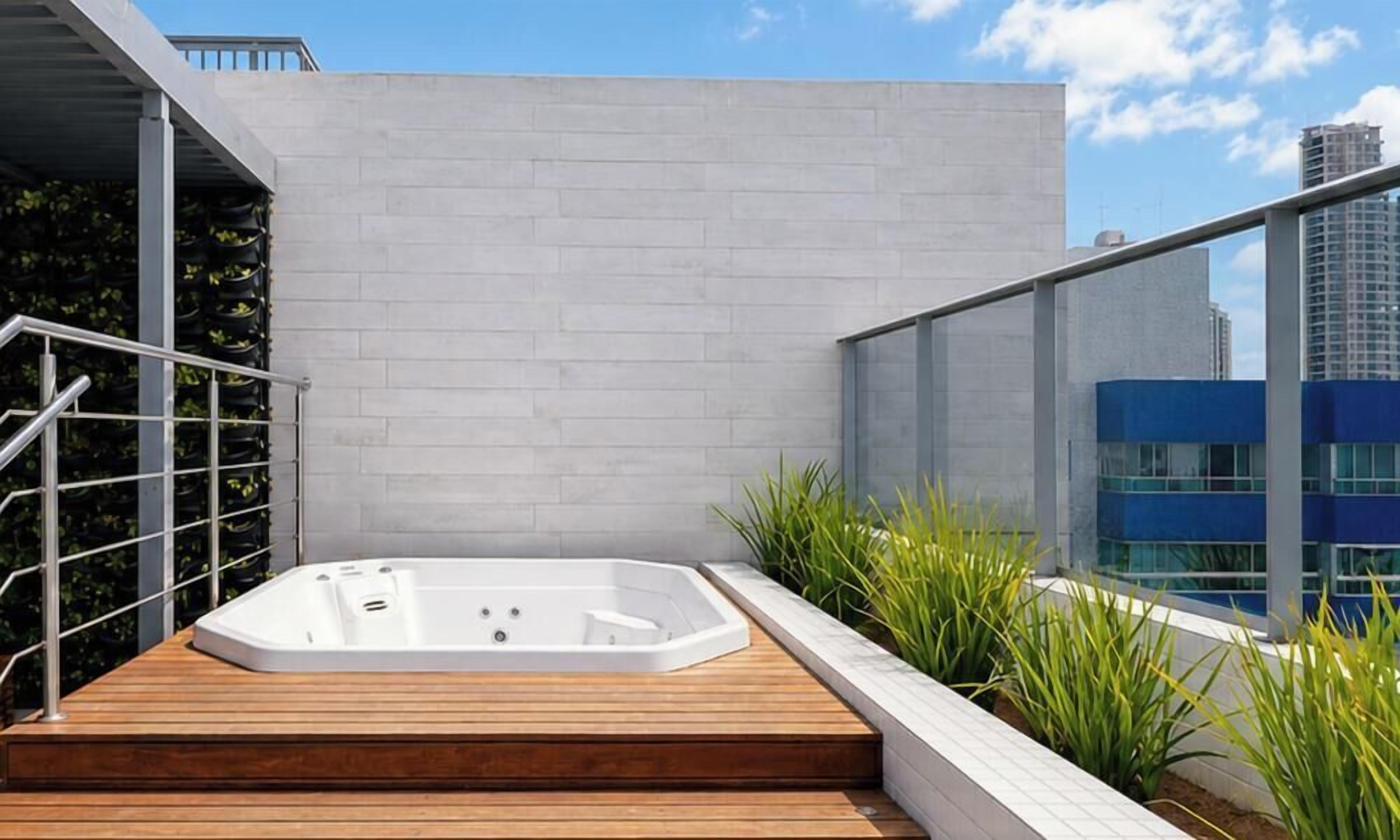 Jetted tub