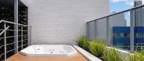 Jetted tub