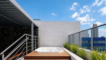Jetted tub