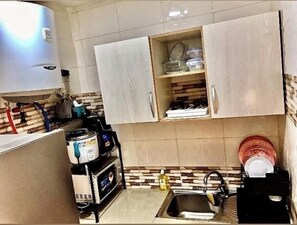 Réfrigérateur, micro-ondes, four, plaque de cuisson