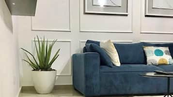 Una Smart TV, una chimenea, videojuegos, libros