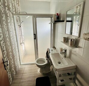 Douche, sèche-cheveux, bidet, serviettes fournies