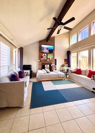 Smart TV, books, computer monitors. Bungalow-King Bed-Sleeps 4 - Energy Corridor -Garage + Kitchen + Park + 2 patios