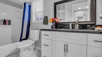 Secador de pelo, bidet, toallas, jabón