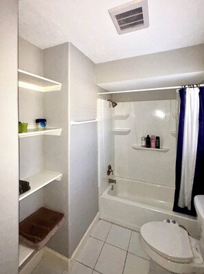 Secador de cabelo, bidê, toalhas de banho, sabonete